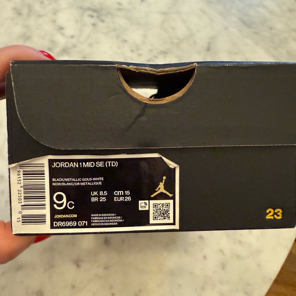 🌟EUC Air Jordan Mid SE Black& Gold Sneakers🌟 - Picture 8 of 8